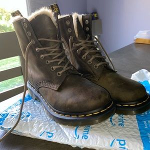 Dr. Martens 1460 Serena 8-Eye Women's Olive Green Leather Boots Fur Lining Sz 6